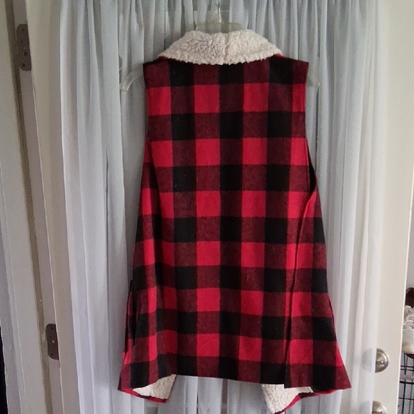 Me Jane Buffalo Plaid Vest with Sherpa Lining - Picture 3 of 4